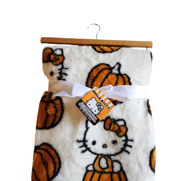 Hello Kitty Halloween 2024 50”x70” Plush Blanket Pumpkin Throw Faux Fur - Picture 3 of 9